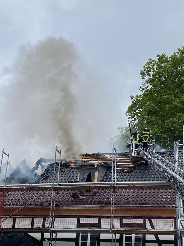 FW-DO: 17.08.2021 Dortmund-Syburg Ein Dachstuhlbrand in einem Fachwerkhaus forderte einen massiven Kräfteansatz der Feuerwehr Dortmund.