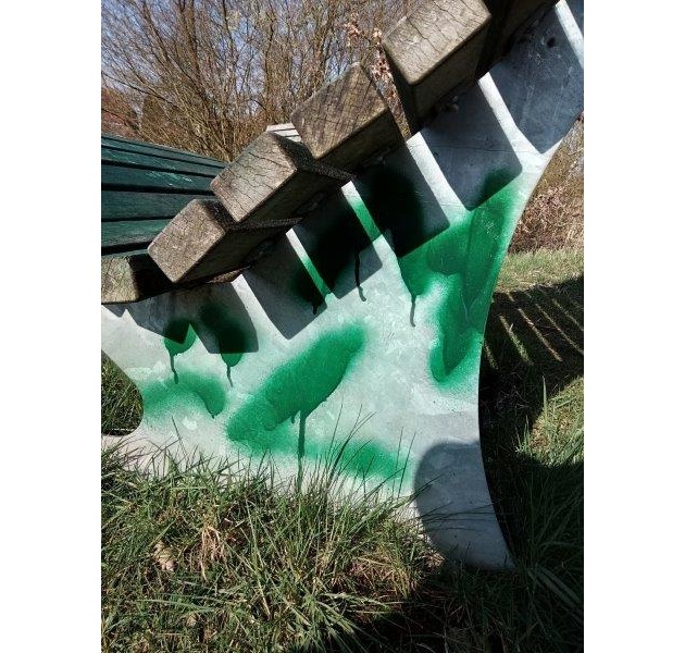 POL-CE: Hermannsburg - Graffitisprayer verunstalten Holzbänke und Wege im Örtzepark