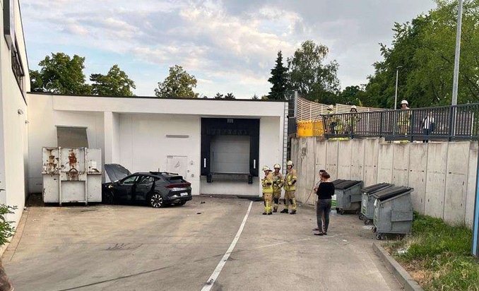 POL-D: Angermund - Auto durchbricht Brüstung und stürzt mehrere Meter tief - Mutmaßlich internistischer Notfall - Fahrer schwer verletzt