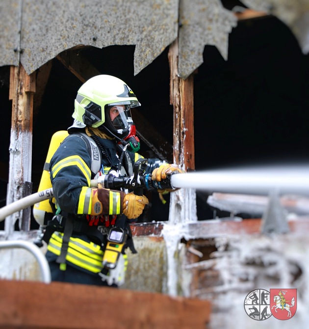 FW-HEI: Schwelbrand in ehemaligen Hühnerstall - Feuerwehr verhindert Brandausbreitung
