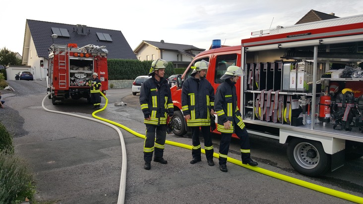 FW-AR: Feuerwehr kann Hecke in Voßwinkel schnell löschen und Übergreifen des Feuers verhindern