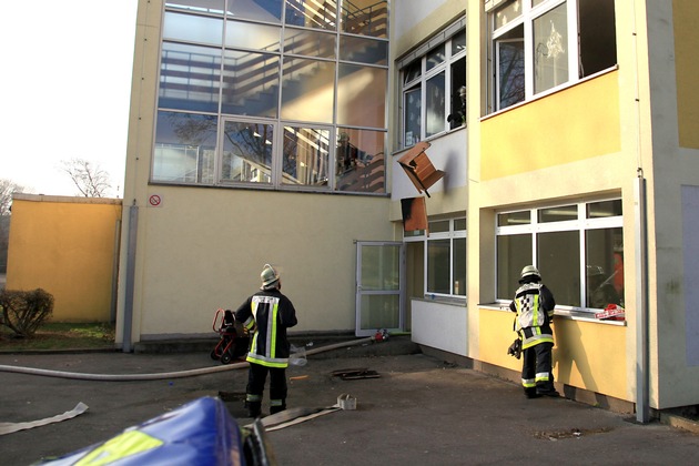 FW-E: Feuer im Klassenzimmer einer Hauptschule in Essen-Katernberg, Schüler, Schülerinnen und Lehrkräfte unverletzt