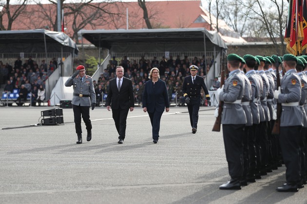 Ein Grundstein der Zeitenwende: Führung aus einer Hand