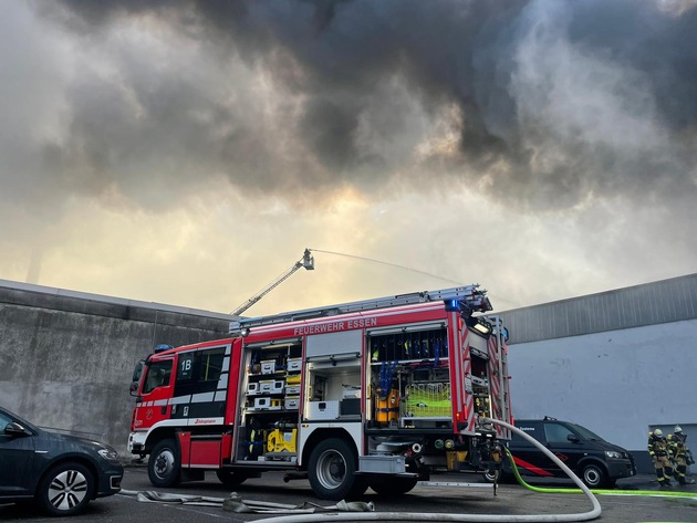 FW-E: Brand in einer Lagerhalle-Brandausbreitung verhindert-Ein Feuerwehrmann leicht verletzt