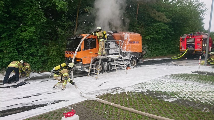 FW Menden: Brennende Kehrmaschine sorgt für Feuerwehr-Einsatz