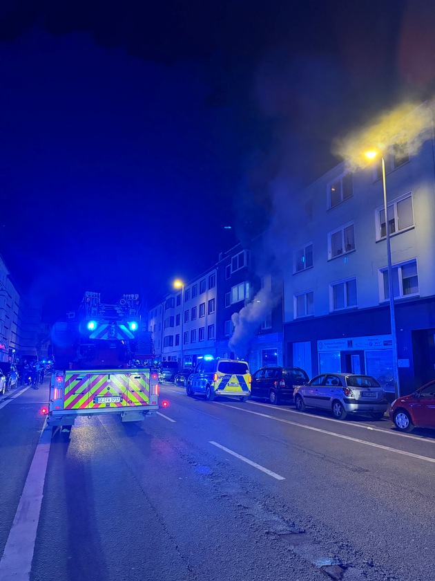 FW-GE: Zimmerbrand in einem Wohn- und Geschäftshaus in Schalke