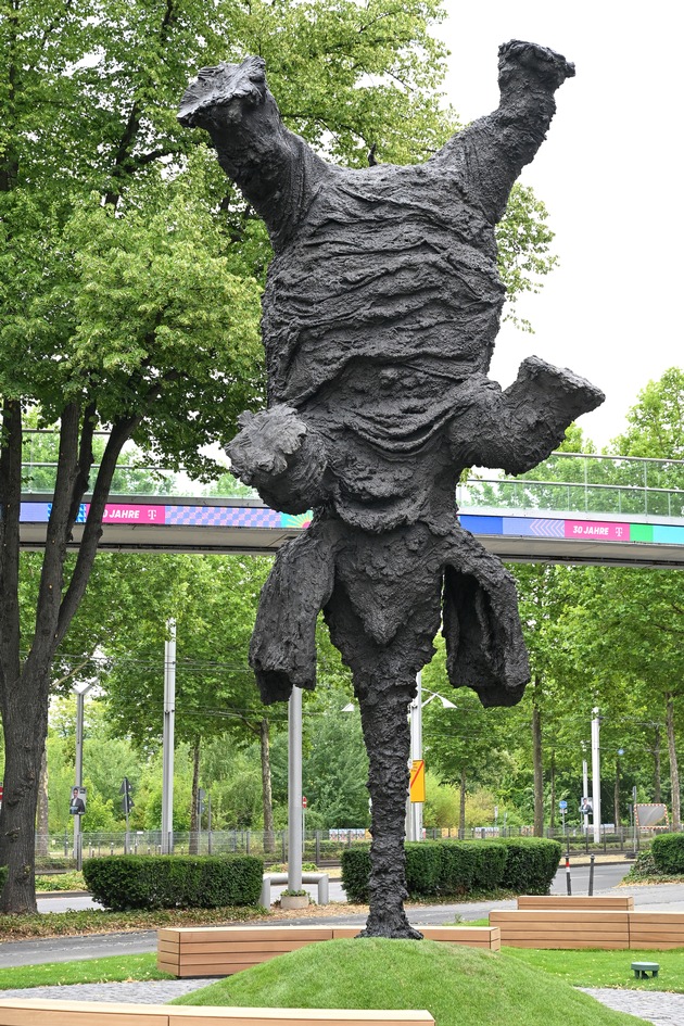 Telekom enthüllt monumentale Skulptur Gran elefant dret / Telekom-Chef Höttges: Das Unmögliche möglich machen