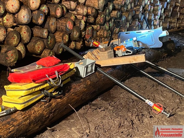 FW-PL: Baumstamm durchspießt bei Holzverladearbeiten das Fahrerhaus eines Baggers. Fahrzeugführer eingeklemmt.