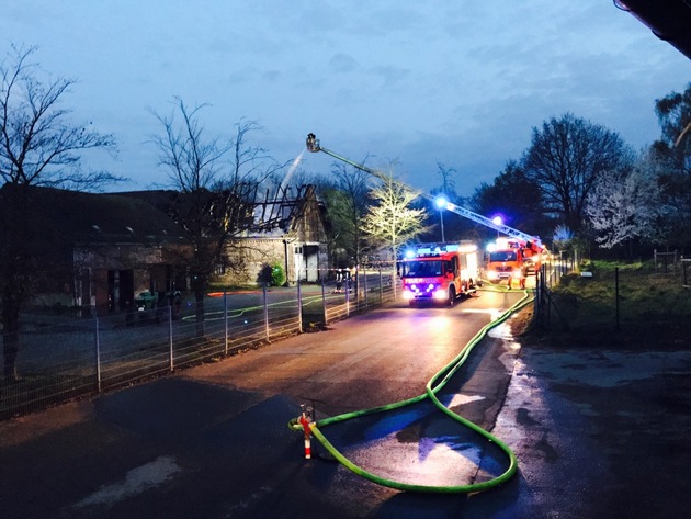 FW-MH: Dachstuhlbrand. Vollalarm für die Feuerwehr.