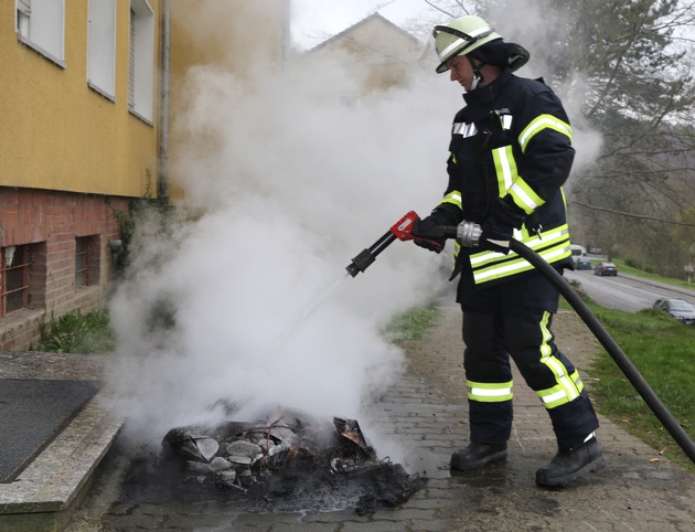 FW-AR: Brennender Fernseher - Kinder in Gierskämpen reagieren richtig
Feuerwehr löscht Gerät vor der Haustür
