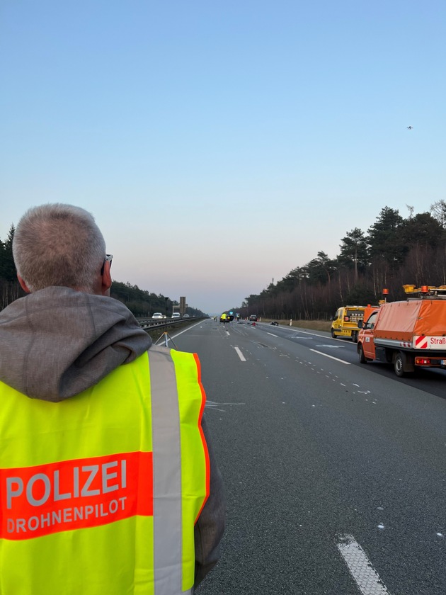 POL-ROW: ++ Verkehrsunfälle auf der A 1: Mann lebensbedrohlich verletzt ++ 21-Jähriger randaliert nach Bedrohung mit Messer: Polizeibeamtin leicht verletzt ++