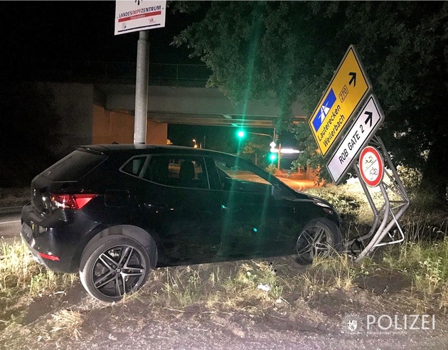 POL-PPWP: Unfallauto hängt fest - Fahrer flüchtet