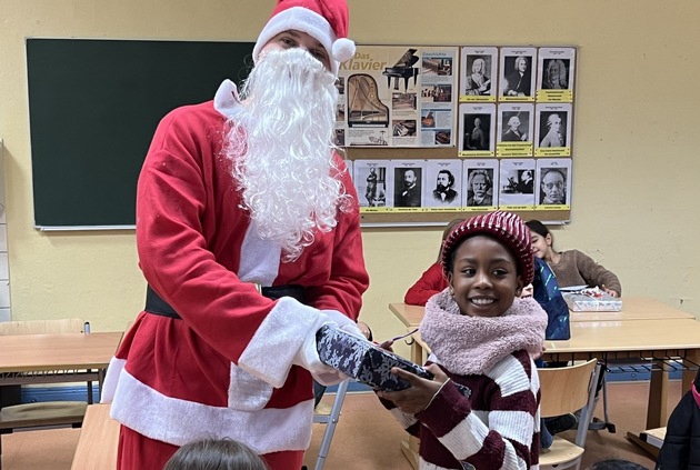 Pressemeldung: Ratinger Kinder freuen sich über Geschenke vom Verisure Weihnachtsmann