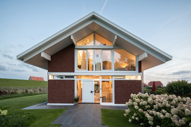 Moderne Hausfassaden & Innenwände: HUF HAUS zeigt die Gestaltungstrends 2026 - von Putz über Holz bis Klinker und Tapete