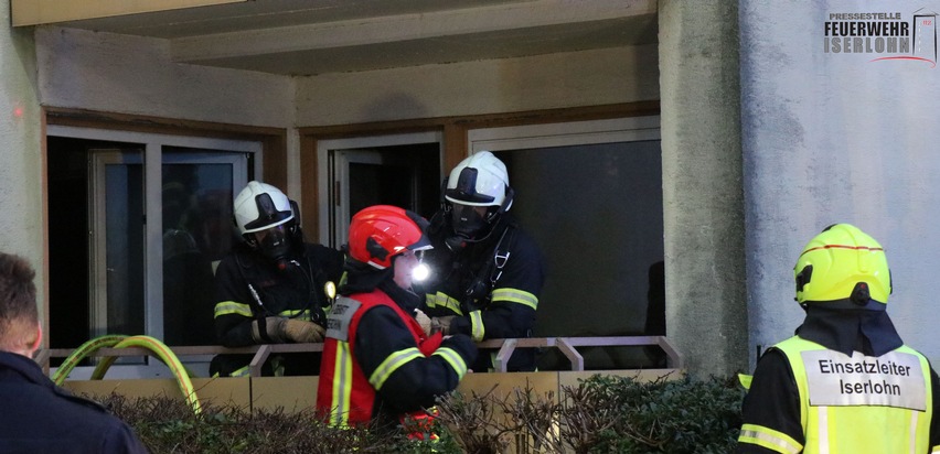 FW-MK: Zimmerbrand in einem Mehrfamilienhaus