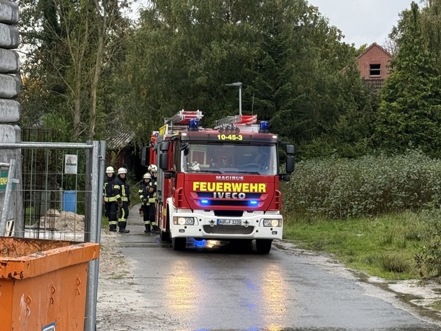 FW-AUR: Baustellengerüst drohte umzustürzen