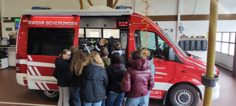 FW Beverungen: Praxisnaher Chemieunterricht bei der Feuerwehr Beverungen / Gymnasium Beverungen besucht das Feuerwehrger&auml;tehaus