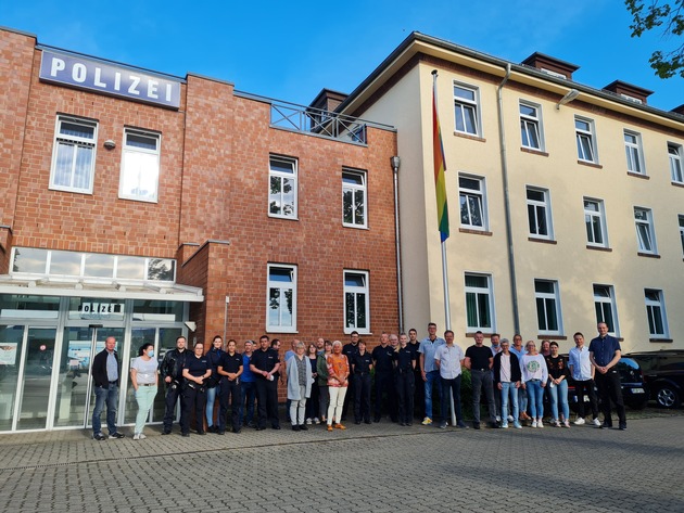POL-NI: Landkreis - Polizei, Stadt und Landkreis zeigen Flagge gegen Homo-, Bi-, Inter- und Transphobie