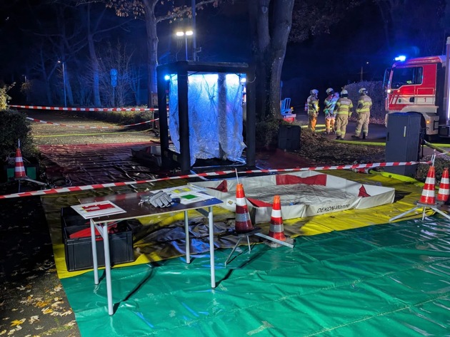 FW-GL: Gefahrstoffaustritt im Kombibad Paffrath - Feuerwehr im Großeinsatz