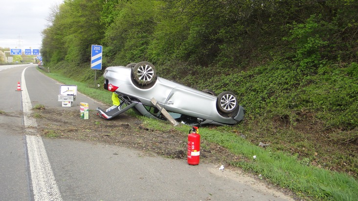 FW-NE: Verkehrsunfall zwischen zwei PKW