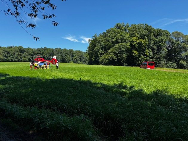 FW Weinheim: Arbeitsunfall im Wald Feuerwehr und Rettungsdienst retten verletzte Person aus unwegsamem Gelände