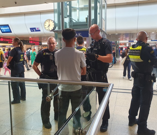 BPOLD-H: Großeinsatz der Bundespolizei am Hauptbahnhof Hannover: Zahlreiche Messer und gefährliche Gegenstände sichergestellt