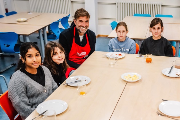 Jürgen Klopp besucht brotZeit-Frühstück in Frankfurt / DVAG setzt sich für ein ausgewogenes Schulfrühstück ein