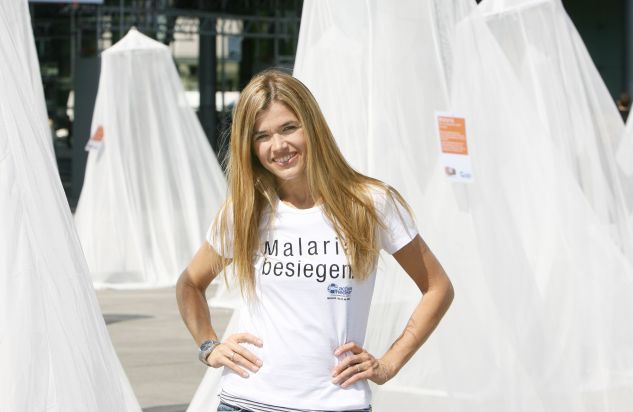 Eröffnung der Malaria-Kampagne am Africa Malaria Day / Anke Engelke schnürt Hilfspakete