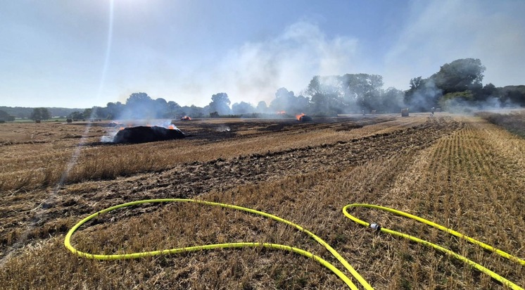 FW Sonsbeck: Brennende Strohpresse auf einem Feld in Labbeck