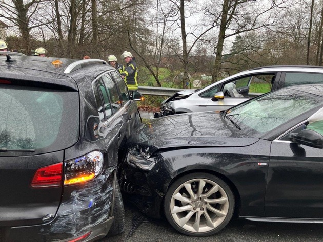 POL-STD: Verkehrsunfall auf Bundesstraße 73 in Buxtehude sorgt für Verkehrsprobleme