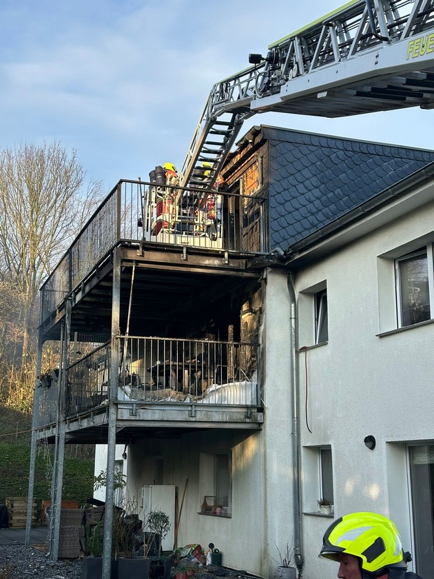 FW-Velbert: Brennender Balkon auf der Höhfeldstraße