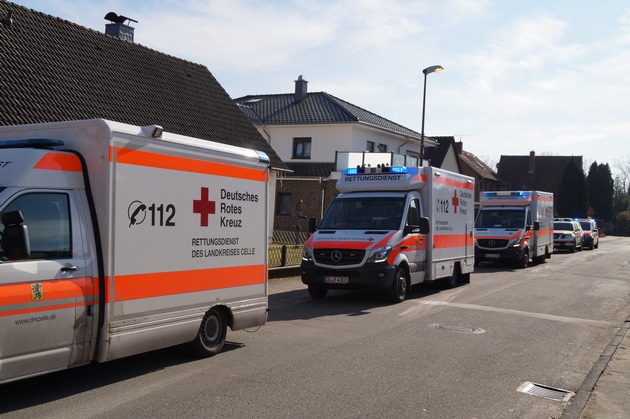 FW Wathlingen: Feuer im Treppenraum - 2 Menschen durch Feuerwehr gerettet