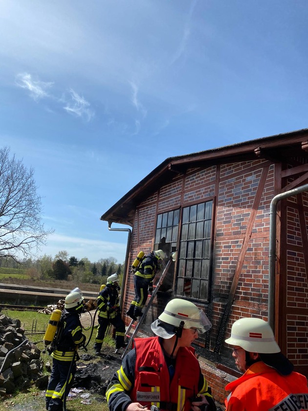 FFW Schiffdorf: Feuerwehr verhindert Schlimmeres: Papiermülltonnen brannten am Bahnhof Geestenseth