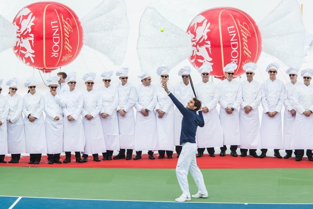 Roger Federer inaugure le LINDT SWISS CHOCOLATE HEAVEN au Jungfraujoch «Top of Europe» et joue un tennis show match avec skieur Lindsey Vonn