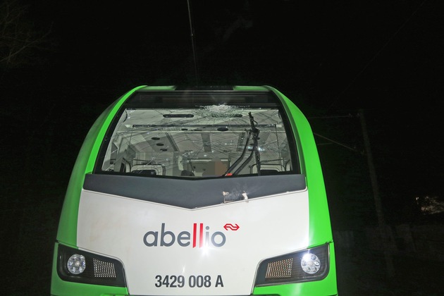 POL-ME: Herabhängende Pflastersteine beschädigten S-Bahn - die Polizei ermittelt - Velbert - 2103091
