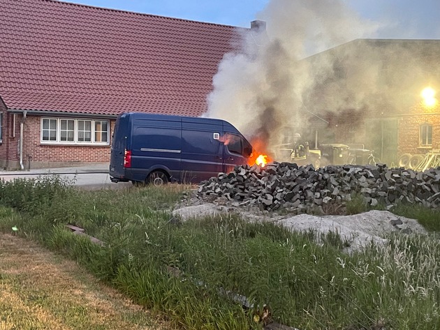 FW-ROW: VW Crafter gerät in Brand