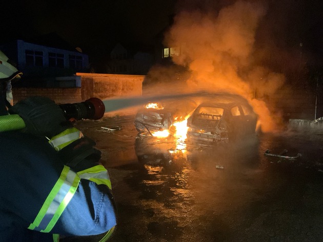 FW-MH: Brennende PKW und Brand in einem Imbiss