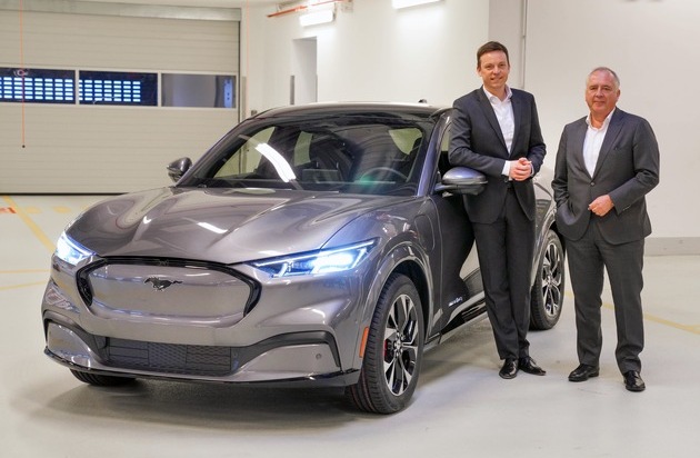 Ford-Werke GmbH: Ministerpräsident Hans besucht die Ford-Werke in Köln (FOTO)