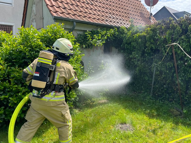 FW Lehrte: Gas-Abflammgerät gegen Unkraut setz Hecke in brand