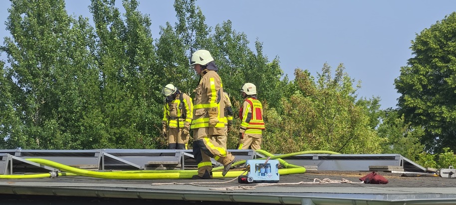 FW Grevenbroich: Feuerwehr Grevenbroich löscht Dachstuhlbrand in Kapellen