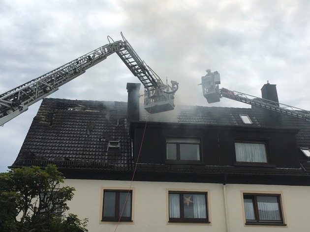 FW-LÜD: Dachstuhlbrand erfordert Großaufgebot der Feuerwehr