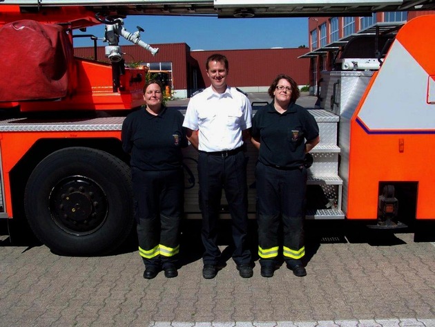 FW-EN: Zwei Feuerwehrfrauen bestehen Grundausbildung bei der Feuerwehr Witten