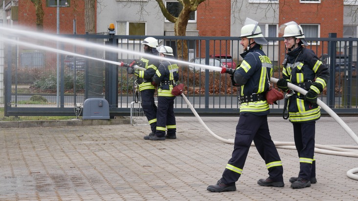 FW Celle: 20 neue Feuerwehrleute erreichen die &quot;Qualifikationsstufe Einsatzfähigkeit&quot; in Celle