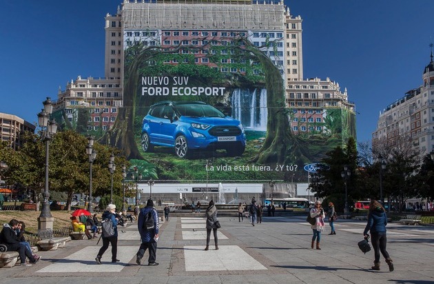 Ford-Werke GmbH: Größtes Werbeplakat der Welt hängt in Madrid und zeigt den neuen Ford EcoSport
