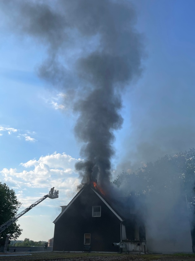 FW-E: Ausgedehnter Brand in einem Wohn- und Geschäftsgebäude - Feuerwehr rettet Anwohner über die Drehleiter