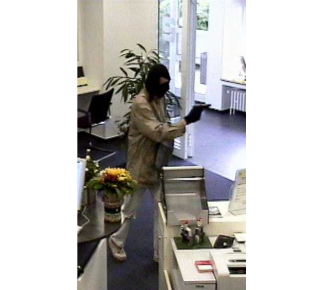 POL-GOE: (556/04) Bewaffneter Banküberfall im Nonnenstieg - Fahndung mit Foto