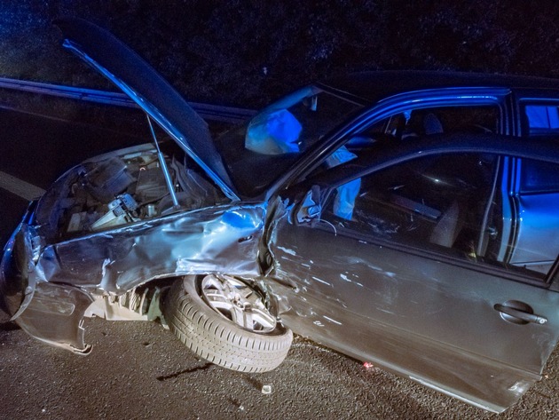 FW-RE: Verkehrsunfall in den frühen Morgenstunden - zwei Verletzte