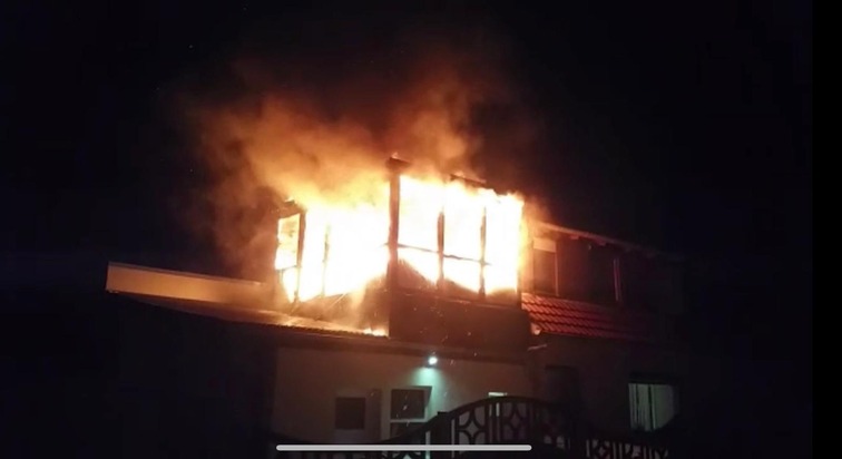 FFW Schiffdorf: Wohnungsbrand - Feuerwehr kann übergreifen auf restliche Wohnung verhindern