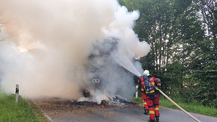 FW-SE: Ein brennender Strohanhänger beschäftigte die Feuerwehren über mehrere Stunden.
