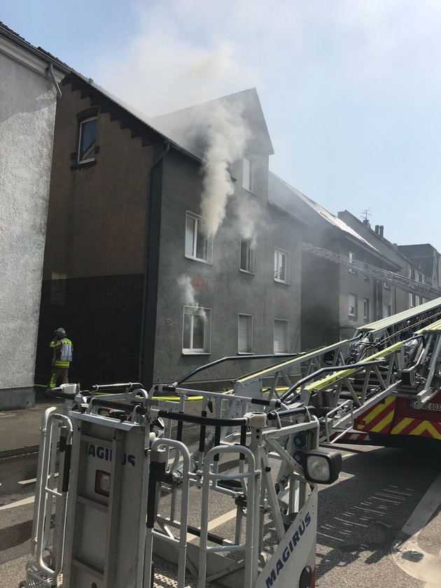 FW-RE: Brand im 1. Obergeschoss eines Mehrfamilienhauses - Gebäude unbewohnbar - keine Verletzten